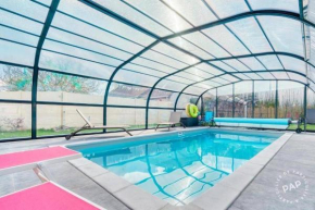 maison avec piscine chaufée couverte d'avril à fin octobre